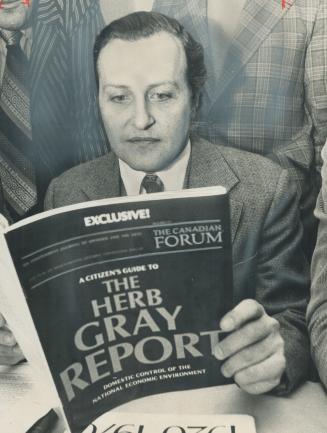 Holding a copy of his publication, Canadian n, which went on sale today, managing editor Pro-Abraham Rotstein looks over the condensation of a secret (...)