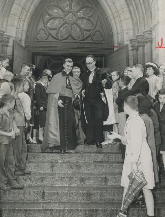 After his enthronement as Archbishop of Quebec, Most Rev Maurice Roy is seen leaving the Basilica of Notre Dame in Quebec City. At 42, he succeds the (...)