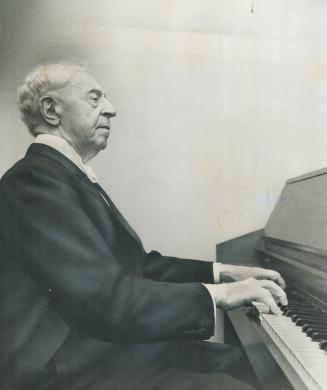 Artur Rubinstein has been acknowledged as the supreme interpreter of Chopin in our day and the pianist gave Torontonians a special treat last night by(...)