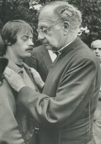 Meeting the unemployed. Robert Runcie, the Archbishop of Canterbury, is asked by Mike Martin, 23, for a personal blessing. Martin is unemployed and a (...)