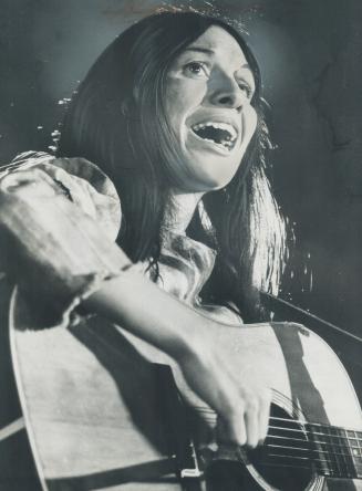 She sings for her people. Indian folksinger Buffy Sainte Marie gave benefit concert at Convocation Hall yesterday for the Ontario Natives Development (...)