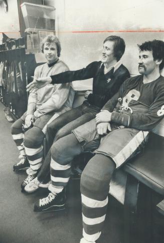 Showing his good side to camera, injured Maple Leaf defenceman Borje Salming chats with Randy Carlyle (left) and Mike Pelyk during a visit to the Leaf(...)