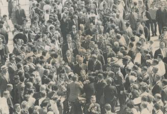 Toronto Italians crowded Nathan Phillips Square today to cheer Italy's President Giuseppe Saragat in a red-carpet welcome at City Hall. The president,(...)