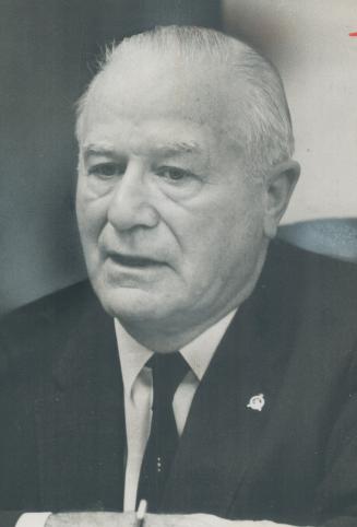 Leslie H. Saunders, 70, owner printing firm. Served 28 years in municipal politics, mayor of Toronto for six months in 1954. First elected East York c(...)