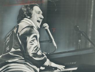 Neil Sedaka snapped out tune after tune with a smile fixed on his face at the CNE Grandstand last night, says Star staff writer Peter Goddard. The pia(...)