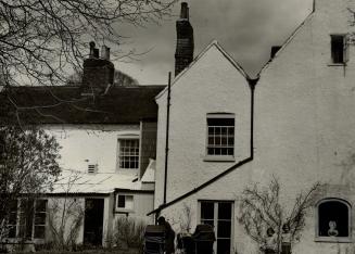 Nestling in the Sussex downs, south of London, near the ancient cathedral town of Chichester, is this attrative country cottage. In these simple surro(...)