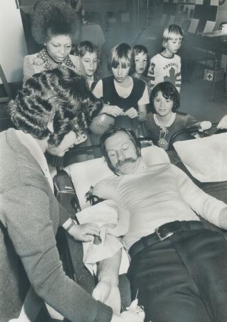Eddie Shack gives blood. Toronto Maple Leafs' winger Eddie Shack, giving blood at the Red Cross clinic in St. Gabriel's Centre yesterday, said that he(...)