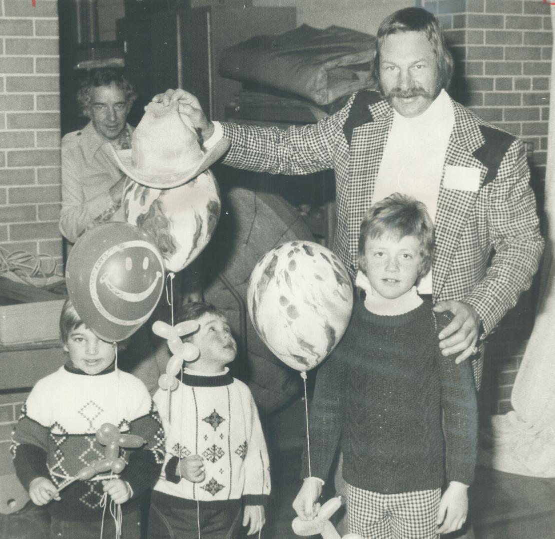 Raising money for equipment for the Olympium, former Maple Leaf defenceman Eddie Shack did a few push-ups, to show fitness is still important to him, (...)