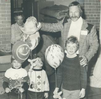 Raising money for equipment for the Olympium, former Maple Leaf defenceman Eddie Shack did a few push-ups, to show fitness is still important to him, (...)