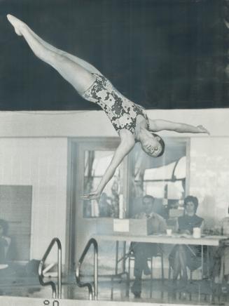 Cindy Shatto of Toronto shows form which won 1-metre title in girls 15- and 16-year-old division at Canadian age-group diving championship at Etobicok(...)