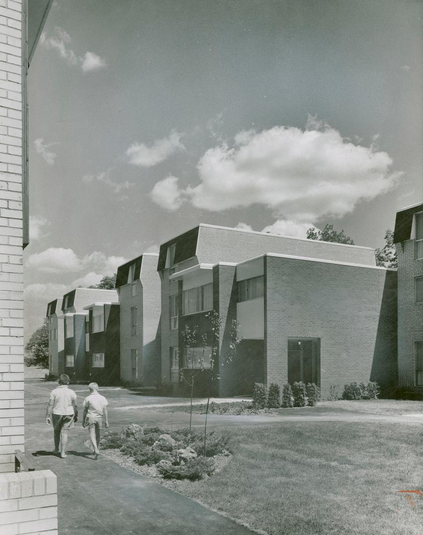 Image shows new-type terrace housing in Flemingdon Park. Architect: Irving Grossman. 