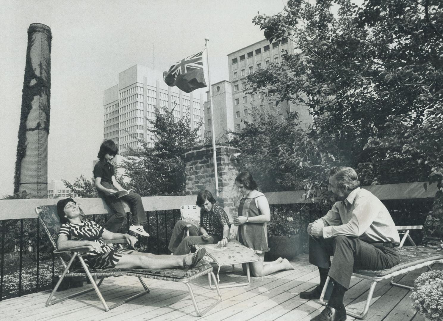 Sun Deck on roof top is great for family sunning in the city. The Bacon family stays in town most weekends preferring to enjoy their home rather than battle traffic to the north. Although pollution and noise from surrounding buildings can sometimes be irritating, they are content with life in the city.