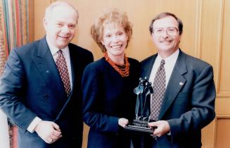 Turning on that famous smile, Mary Tyler Moore gives Shoppers Drug Mart president Herb Binder, left, and chairman and CEO David Bloom a sculpture for helping to raise $1.4 million for the Juvenile Diabetes Foundation.