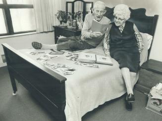Bill and Edna Crozier reminisce on bed they moved into Wexford seniors' residence with them