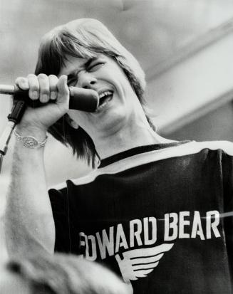 Larry Evoy (Edward Bear) offered 20,000 rock fans the ideal music for an ideal Sunday afternoon, says critic Peter Goddard of concert on Nathan Phillips square. The predominantly teenage crowd also listened to Chris Kearney group.