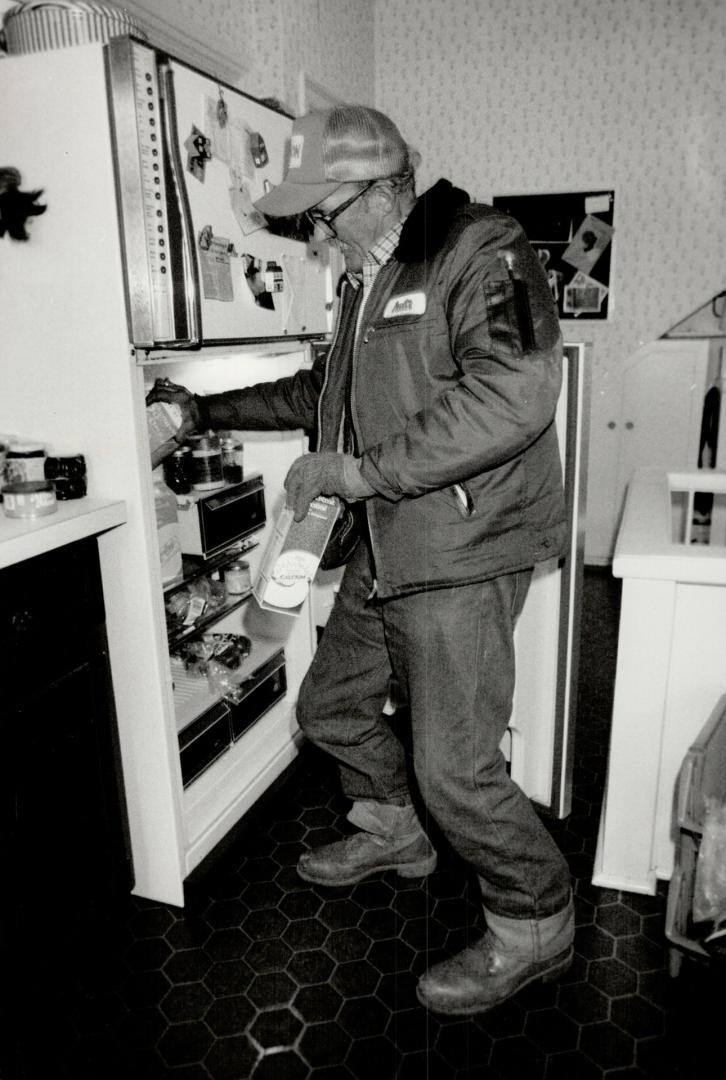 For 40 years Cec Goodman has been delivering milk in Rosedale and he's known some of his customers so long that if they forget to leave a note, he checks the fridge himself and gives them what they need