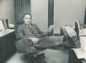 Stay relaxed is the formula of stockbroker E