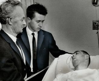 At his son's bedside - At last. Johannes Pedersen, son Paul Martin, see unconscious Egon