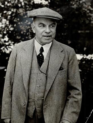 Mackenzie King had ignored a warning from the beyond, we might now be pondering political union with the U.S., says writer Desbarats. [Incomplete]
