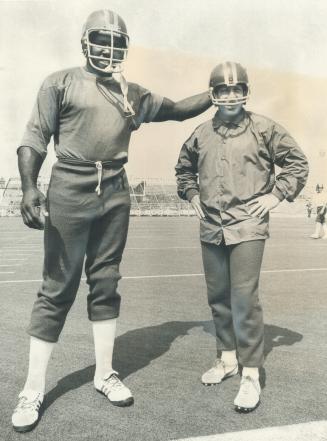 Mutt and Jeff? At 5-foot-10, Saskatchewan Roughrider quarterback Ron Lancaster is no midget, but he looks like a shrimp alongside rookie defensive end Jesse O'Neal, a 6-foot-4 giant who could give winless Argos trouble when the two teams meet tonight at CNE Stadium
