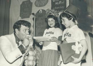 Sunshine kids of the Israel festival, Winding up the four-day Beth Tzedec Israel Festival, commemorating Israel's 30th anniversary, more than 1,000 people turned out Saturday night at the synagogue for Cafe Night