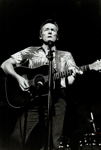 Gordon lightfoot took some time to build up to a fire last night at Massey Hall, but once he got going, he was roaring.