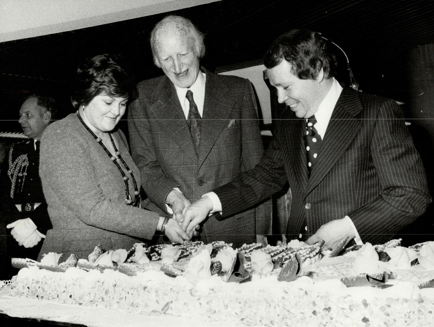 MacDonald, Ross (Groups) 1974