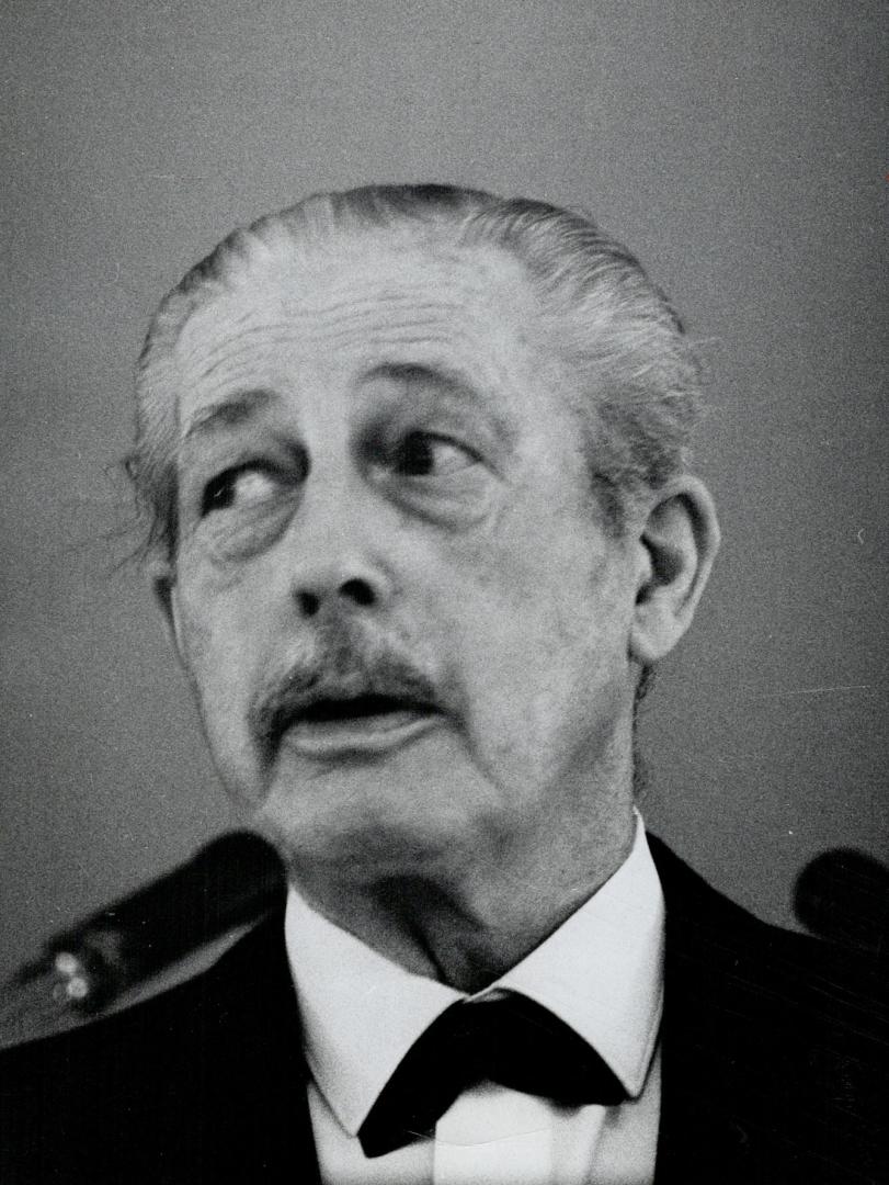 Dubbed 'unflappable mac' during his seven years as British prime minister, Sir Harold Macmillan showed how he earned his nickname last night by remaining imperturbable while all about him members of Canadian Publisher's Council sat shocked by heckler who interrupted speech introducing him to council's annual banquet