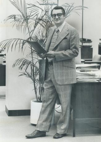 Bill Mallatratt, manager of the National Home Show, models 2-button, lightweight wool worsted suit