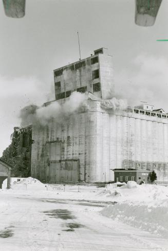 Demolition of grain elevators and seven-storey storehouse in Midland, Ont.