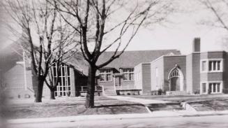 Bedford Park Presbyterian (United) Church (opened 1924), Ranleigh Ave., north side, between Yonge St. & Mt. Pleasant Rd., Toronto, Ont.