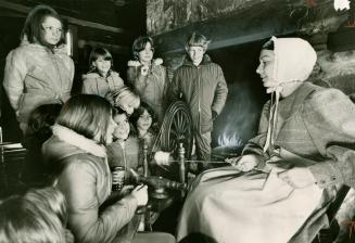 Pioneer Village Spins back to life, Visitors from the West Scarborough Boys and Girls Club watch as Debi Simpson demonstrates the carding and spinning(...)