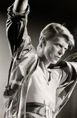 The man who sets the tone in and outside rock, David Bowie last night played to a capacity audience at Maple Leaf Gardens and Star rock critic Peter Goddard says the show was a hit