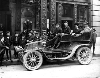 Tourists, possibly American, in front of a store in the King Edward Hotel, 43 King Street East