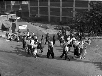 Westinghouse strike : workers leaving east plant