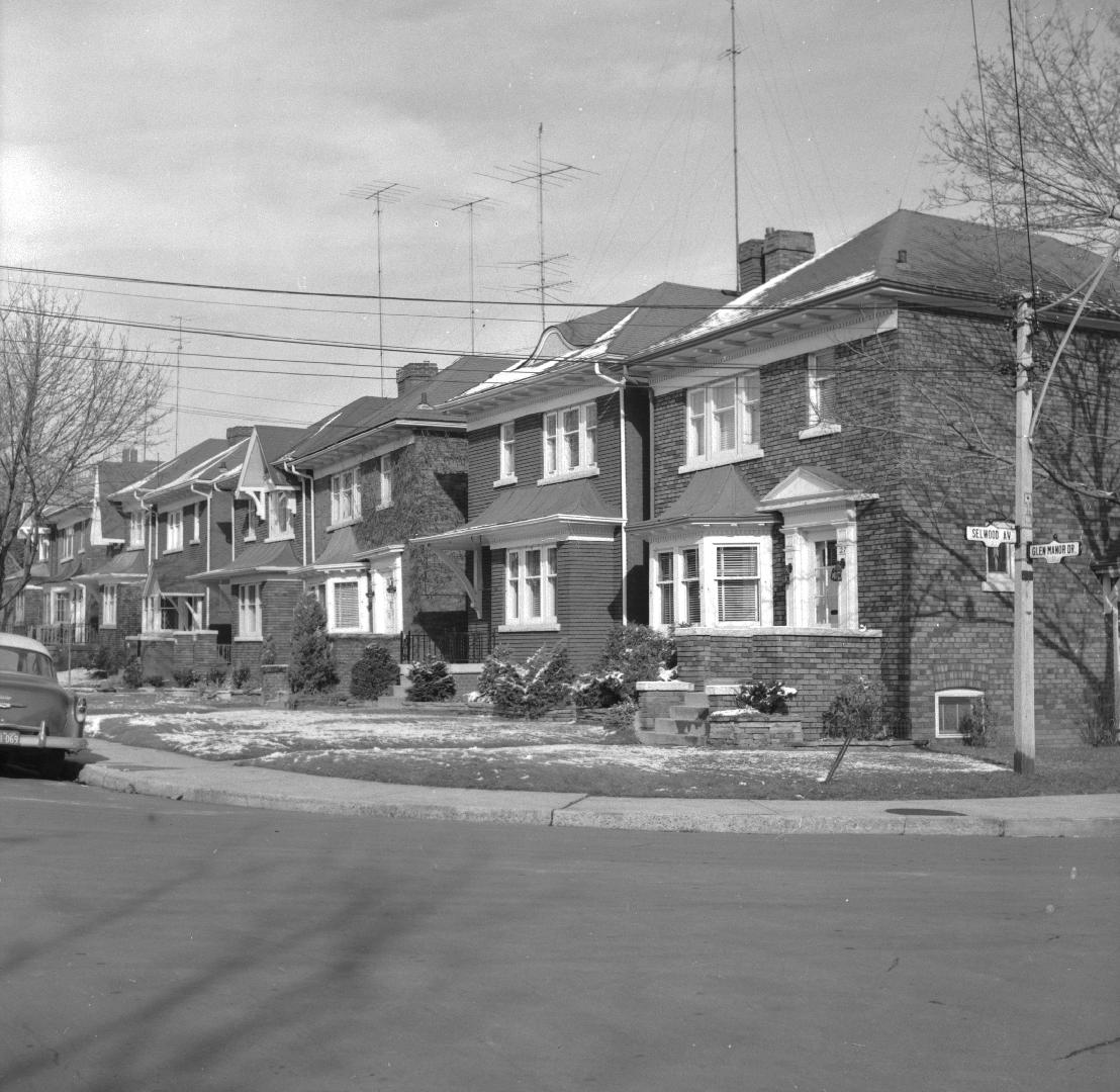 Glen Manor Drive, east side, north from Selwood Avenue