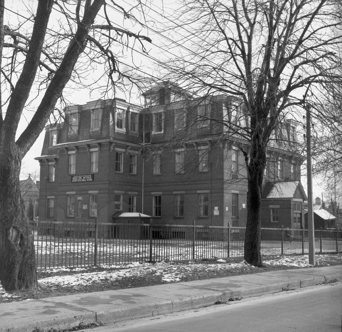Boulton Avenue Public School, Boulton Avenue, east side, north of First Avenue