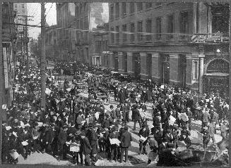 Elections/Ontario, 1908 June 8, crowd outside Telegram Building (1900-1963), on Melinda St