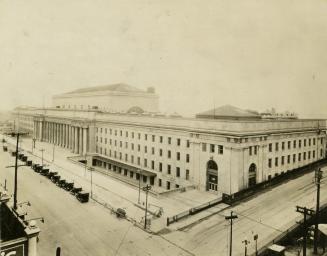 Union Station (opened 1927), Front Street West, south side, between Bay & York Streets