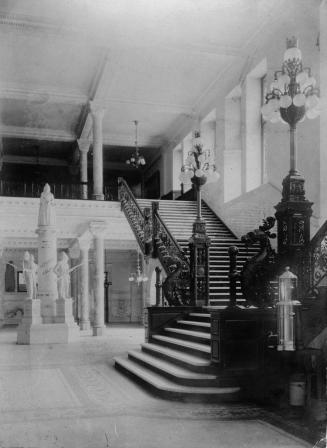 City Hall (1899-1965), Interior, entrance hall