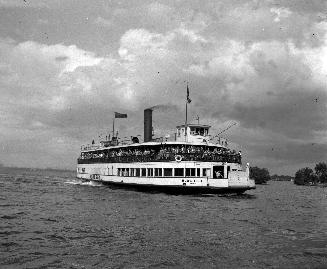 Image shows an island ferry Bluebell on the lake.
