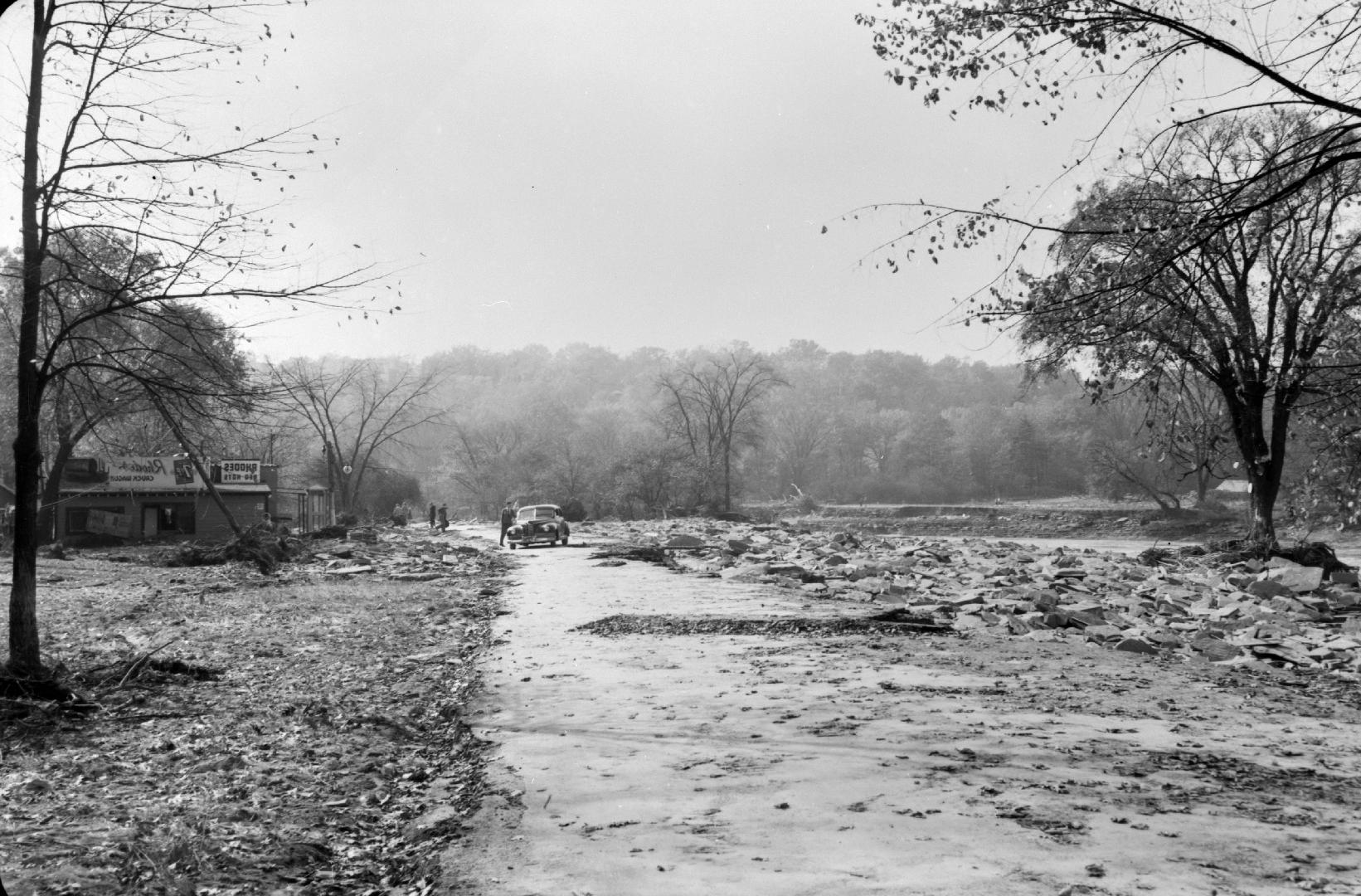 Humber River, looking south on Humber Boulevard between Old Mill Road & Dundas Street West, Toronto, Ontario