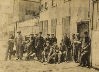 Historic photo from 1913 - Mechanics at Hepburns Foundry on Dupont in Davenport
