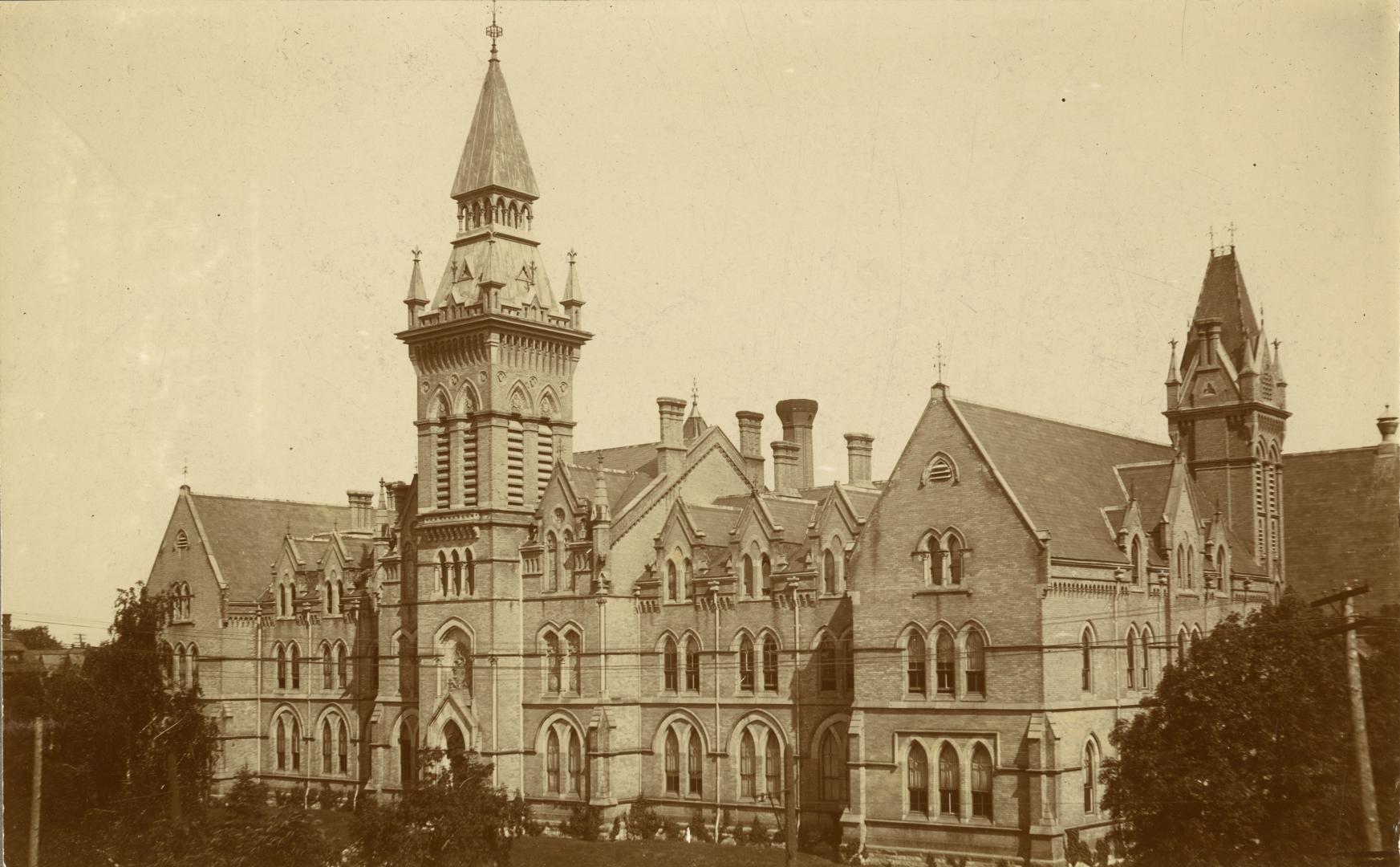 Knox College (1875-1915), Spadina Crescent