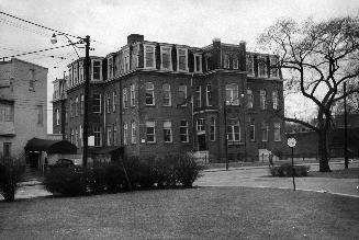 Lansdowne Public School, Spadina Crescent, west side, south of Russell St