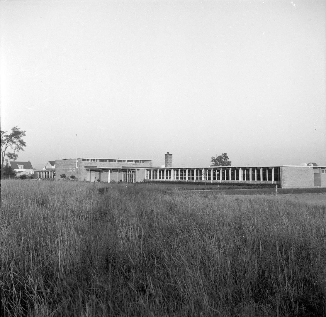 West Glen Public School, Cowley Avenue, south side, west of Meadowbank Road