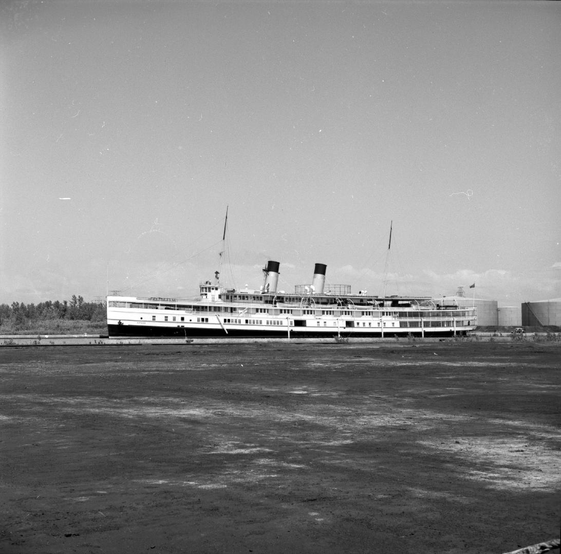 Cayuga, steamer, in Ship Channel