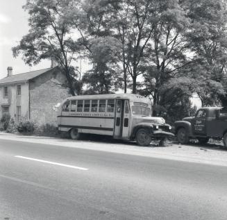 Langdon's Coach Lines (King City, Ontario), bus #11, at Dixie Auto Wreckers, Dundas St