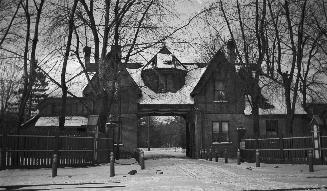 Historic photo from 1910 - Glen Edyth - Samuel Nordheimer Estate - lodge with road through the middle - in intersection of present Macpherson Ave. & Poplar Plains Rd. in The Annex