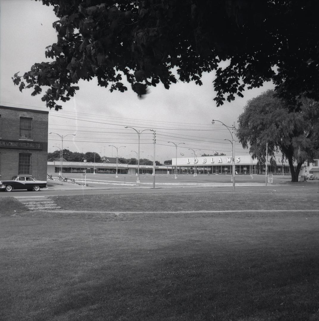 Dufferin Plaza, Dufferin St., west side, between Muir Avenue & Awde St., looking n.west from Dufferin Grove Park